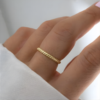Noviqlo | Minimalist Wave Band Ring