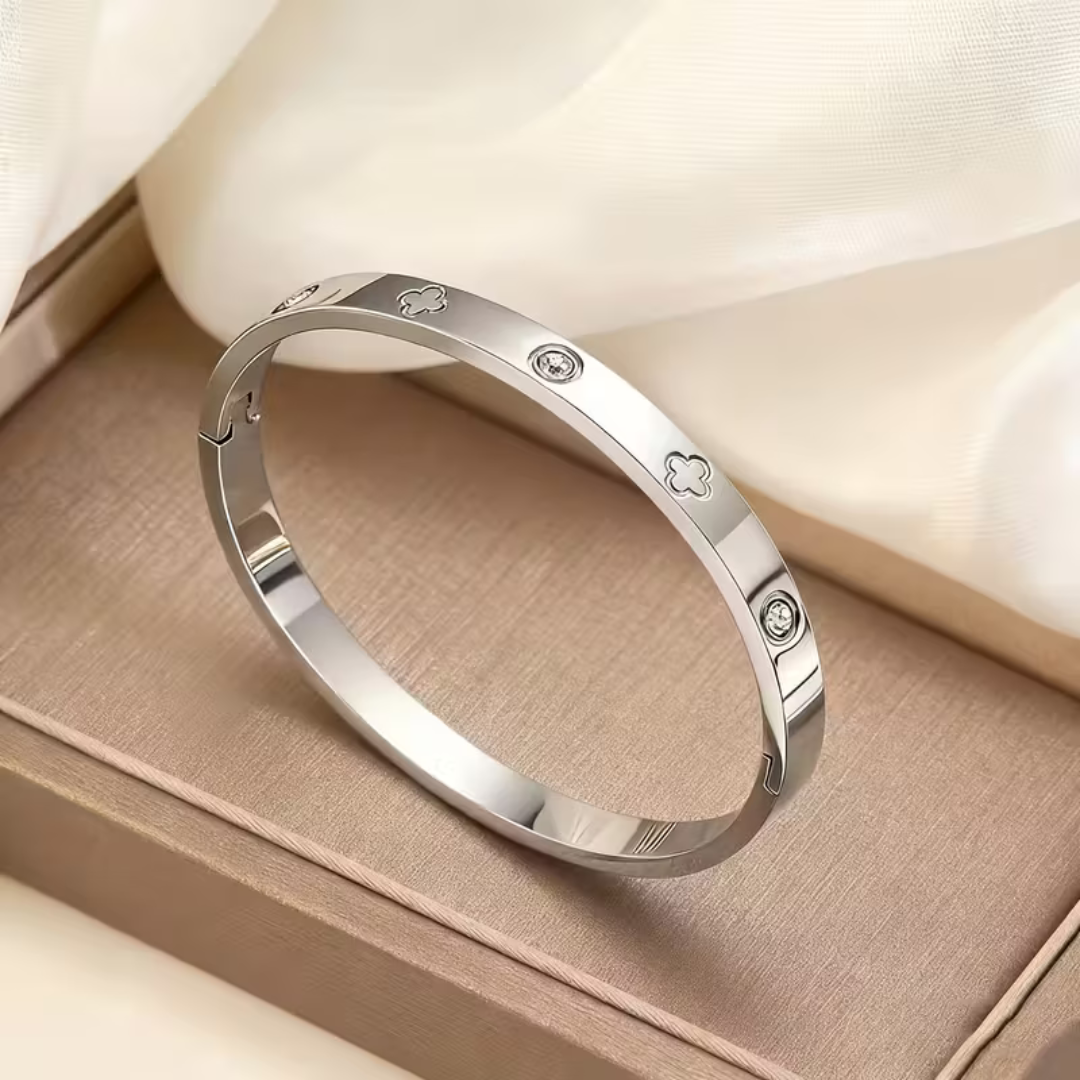 Noviqlo | Clover Detail Bangle Bracelet