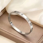 Noviqlo | Clover Detail Bangle Bracelet